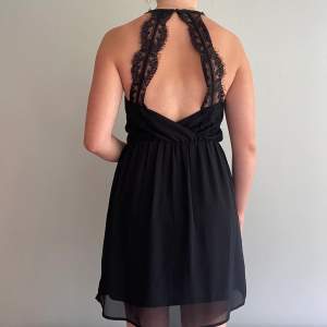(Tryck inte ”köp nu” skriv istället till oss) Kort svart klänning med öppenrygg. Är 166 cm lång och kläningen går  över knäna. Använd vid två tillfällen. Du står själv för frakten💕 