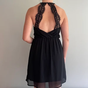 Fin/ fest klänning - Vero moda - (Tryck inte ”köp nu” skriv istället till oss) Kort svart klänning med öppenrygg. Är 166 cm lång och kläningen går  över knäna. Använd vid två tillfällen. Du står själv för frakten💕 