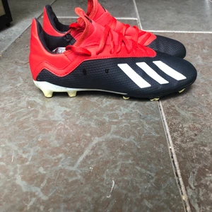 Adidas X 18.3 Initiator Pack Ag/Fg - Adidas X 18.3 Initiator pack. Gjorda för konst och naturgräs. Köptes vår 2019 och har använts fåtal gånger under försäsong 2019