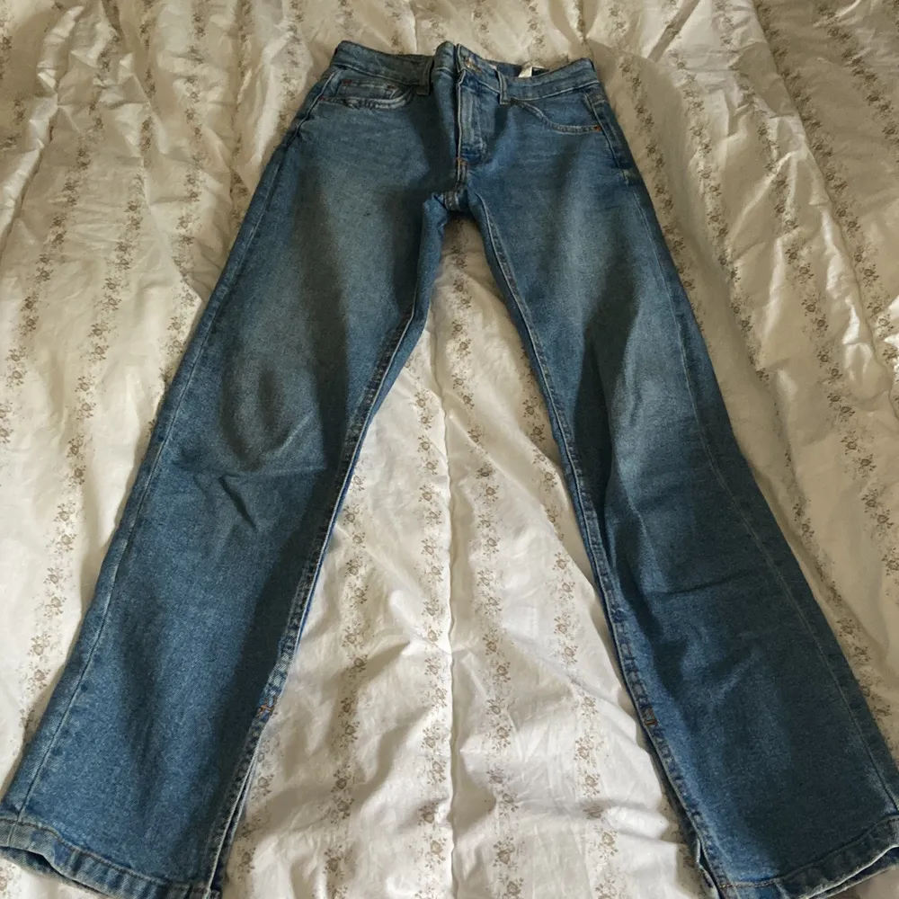 Zara jeans som jag köpte för ett halvår sedan❤️ de är med slits och säljer för att dom kommer inte till användning längre. Jeansen är slim i modellen.. Jeans & Byxor.