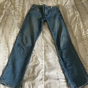 Zara jeans som jag köpte för ett halvår sedan❤️ de är med slits och säljer för att dom kommer inte till användning längre. Jeansen är slim i modellen.