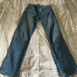 Zara jeans - Zara jeans som jag köpte för ett halvår sedan❤️ de är med slits och säljer för att dom kommer inte till användning längre. Jeansen är slim i modellen.