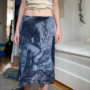 Kjol - Så fin kjol med vackra mönster✨✨ Står ingen storlek i men skulle säga att det är en S!