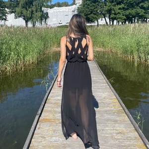 Svart klänning  - Svart långklänning med öppen rygg och slits längst båda sidorna. Perfekt för sommarfesten! 🖤  