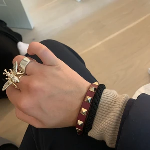 Valentino armband  - Nypris runt 2100kr. Skriv till mig vid intresse, kan tänka mig att sänka mig i pris❤️box och äktoghetsbevis ingår självklart. 