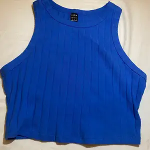 Säljer ett super fint blått linne från Shein pga att jag tycker de är lite för stort på mig💙 De är endast använt en gång! Skriv om ni undrar något!💞