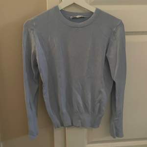 Blå stickad tröja från Zara, använd några gånger, storlek S