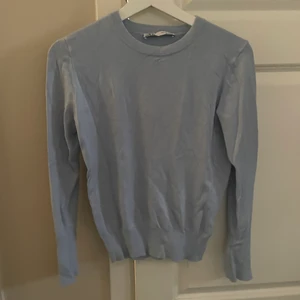 Blå stickad tröja - Blå stickad tröja från Zara, använd några gånger, storlek S