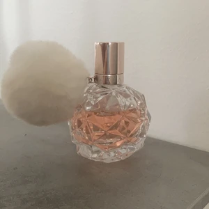 Arians grande parfym  - Säljer min ariana grande parfym som ja använt typ 6 gånger. Fick den i Julklapp 2021 och säljer då jag har väldigt många parfymer! Köpt för ca 450.❤️