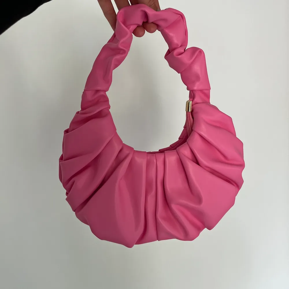 Axelväska som är såååå snygg. Tycker inte färgen gör sig rättvis i kameran då den är mer rosa i verkligheten.. Accessoarer.