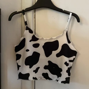 Magtröja med ko mönster och i st 10-11 så 146? - Magtröja med ko mönster i bra skick använd 2-3 ggr