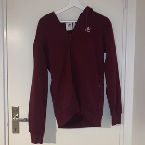 Vinröd Adidas kofta - en vinröd, knappast använd, adidas kofta 🧚‍♀️ den är mycket större än XS och jag har aldrig haft på mig den.