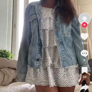 slutsåld zara klänning  - säljer denna jätte fina populära prickiga zara klänning i storlek S! Den ör helt slutsåld på zara och min är helt oanvänd!! Första bilden är lånad från en tjej på TikTok