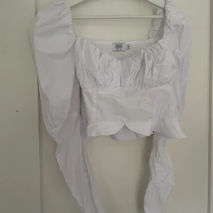 Vit blus nakd - Plagget är använt 4 gånger och är köpt på DONNA ROMINA kollektion för nakd. Passformen är bra med puffiga armar