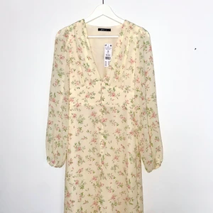 Vacker blommig klänning - En så fin sommarklänning som inte kommit till användning. Anledningen till att den säljs är för att den var för liten på mig!   Köparen står för frakt.