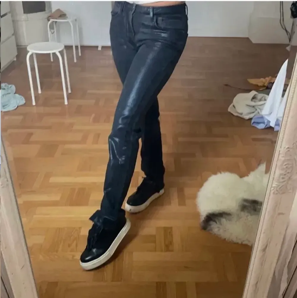 Glatta/ skimriga svarta jeans ifrån Zara strl 40 🫶🏽 Mindre i storleken passar 36/38 🫶🏽. Jeans & Byxor.