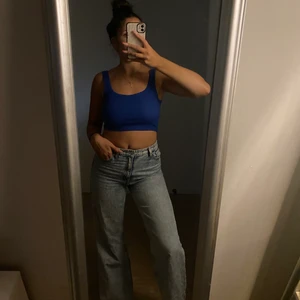 Blå baggy jeans  - Jätte fina ljusblåa baggy jeans som funkar till både en söt topp och en mysig tjockare tröja. 