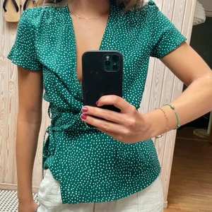 Grön blus  - Grön prickig blus köpt i en butik i Köpenhamn 