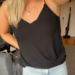 Topp  - Topp i st Xs. Passar mig som bär st S. Säljer för 100kr + frakt 💕