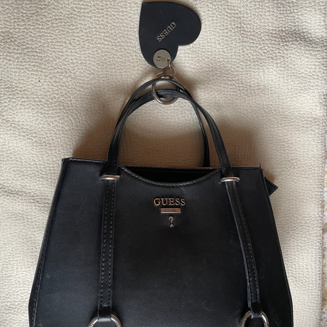 Handväska från Guess - 90