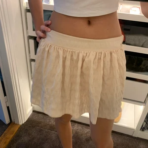 Kjol Zara - Fin beige kjol från Zara, använd ett fåtal gånger