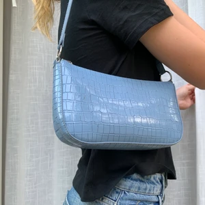 Handväska - Ljusblå handväska🦋🦋 Säljer då den inte kommer till användning så bra skick!! Det ingår även en lite längre axelrem💙💙