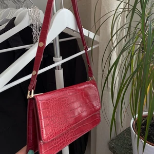 Röd väska - Röd väska från mango
