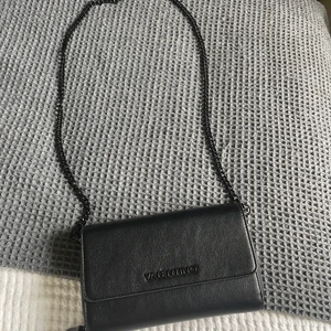 Valentino väska svart - Säljer min fina valentinoväska som jag köpte till bröllop och bara kommit till användning en gång! Är i väldigt fint skick, kedjan går och ta av om man vill använda som clutch eller byta ut om man känner för det!💕 köparen står för frakt