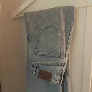 Snygga raka jeans från monki utvättad blå färg