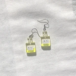 Parfymörhängen 💛 - Nu säljer jag även dessa fina örhängen i form av parfymflaskor! Älskar <3 30kr/paret, frakt tillkommer på 14kr! Skriv till mig vid intresse⚡️