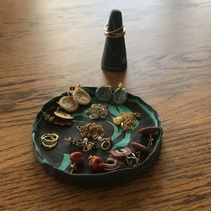 Handgjort smyckesfat - Handgjort smyckesfat och ringhållare i polymerlera i grått och turkost.