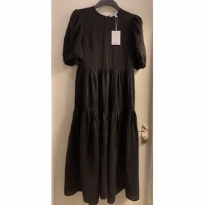 & other stories maxiklänning, strl 34 - Svart maxiklänning med puffärm från & other stories. Strl 34, aldrig använd, prislapp sitter kvar. Köparen står för frakt.