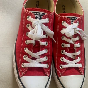 Converse strl 42 - Jag säljer dessa superfina röda converse då de är för stora och kommer därför inte till användning. De är använda ett fåtal gånger och har därför lite slitningar fram och bak (se bild 2 och 3). Köpta för 900kr. Köparen står för frakten.😊