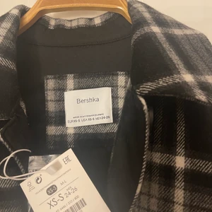 Rutig höstjacka  - Rutig kappa från bershka. Aldrig använd med prislapp frf på, I storlek XS-S. Pris börjar vid 299kr+frakt men går att diskutera vid snabb affär❤️