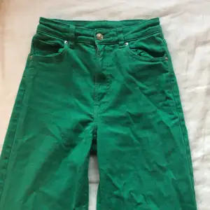 Ett par högmidjade jeans från hm! Passar mig som är storlek S men passar nog också xs😊😊fläck fri!skriv om ni är intresserad !💚