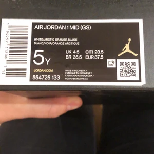 Air Jordan 1 mid Crimson Tint - Säljer ett par helt nya oanvända Jordan mid 1 i färgen Crimson Tint, köpta från hemsidan soldout för ca 1 år sen. Anledning till att jag säljer dessa är för jag råkade beställa fel storlek och retur tiden gick ut. Inget kvitto finns tyvärr. Org pris 2850