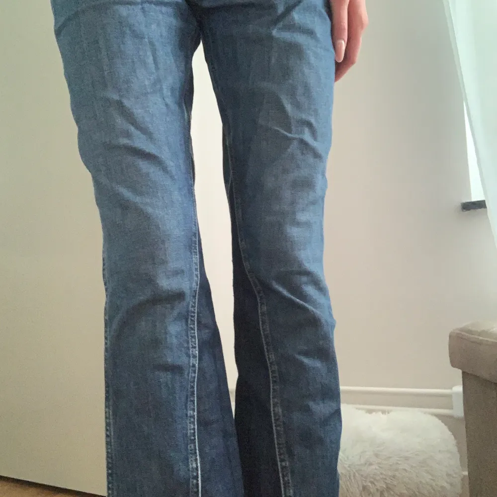 Jeans åt det lösare hållet med mörkare ”slitsar” (inte öppna) på insidan. De sitter bra och är snygga men är tyvärr för korta för mig som är 170cm lång. . Jeans & Byxor.