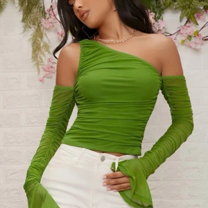 Grön topp - Säljer denna fina oliv gröna topp då jag inte använder den, den är bara använd 1 gång  Strl S