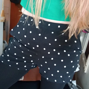 Prickiga tygshorts - Svarta shorts med vita prickar, tunnt tyg, hög midja. Endast använda ett fåtal gånger. Storlek 36 från H&M. Jag tycker de är riktigt söta. 40 kr plus eventuell frakt 🖤🤍🖤