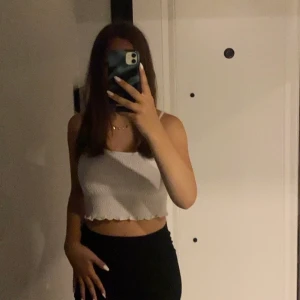 Ribbad vit topp - Jättegullig vit ribbad top från BikBok. Köpt för flera år sedan men använd kanske 3 gånger bara❤️