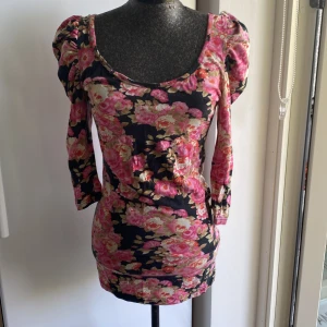 Klänning längre top - Stl xs Fint använt skick  Puffärmar Från bikbok 