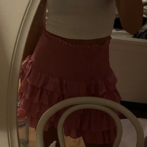 Volang kjol - Säljer denna söta rosa volang kjolen som aldrig har kommit till användning, säljer för 80+63 kr frakt❤️