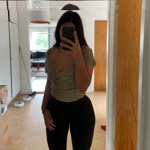 Topp i storlek M - Superfin topp från ZARA som är använd en kväll. Från zara. Om frakt önskas så står köparen för frakten. 🌺