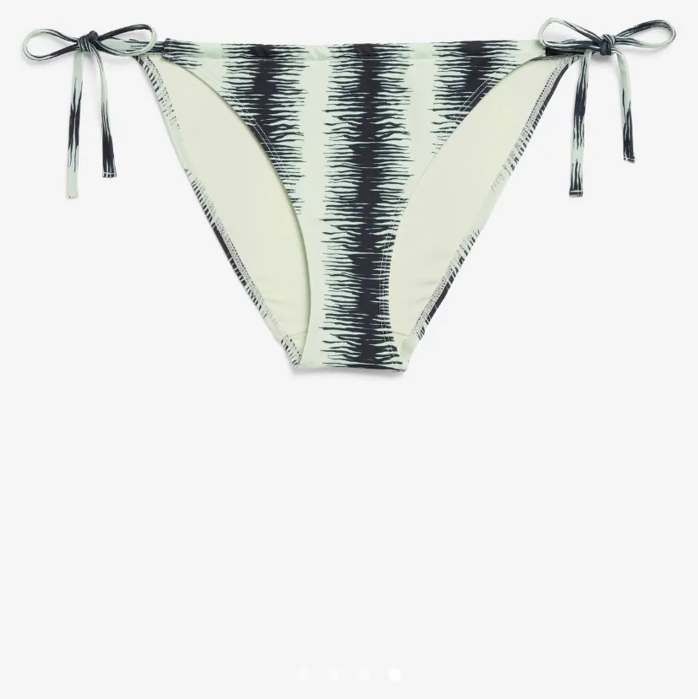 Bilder ifrån H&m hemsida. Säljer denna fina bikini ifrån H&M men märket Monki. Säljer då den var förstör. Endast testad med underkläder på.🤍😊. Accessoarer.