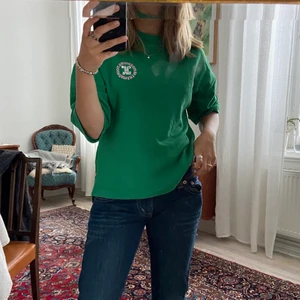 Grön T-shirt från Scotch and Soda strl. S - En grön T-shirt med tryck från Scotch and Soda i strl. S. Materialet är tjockt och liknar en sweatshirt. 