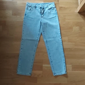 Lågmidjade jeans strl s - Säljer dessa lågmidjade jeans från shein med tryck på bakfickorna, strl s men skulle säga att dom passar xs också, orginal pris 150kr säljer för 100, aldrig använda och säljer pga att jag inte använder lågmidjat