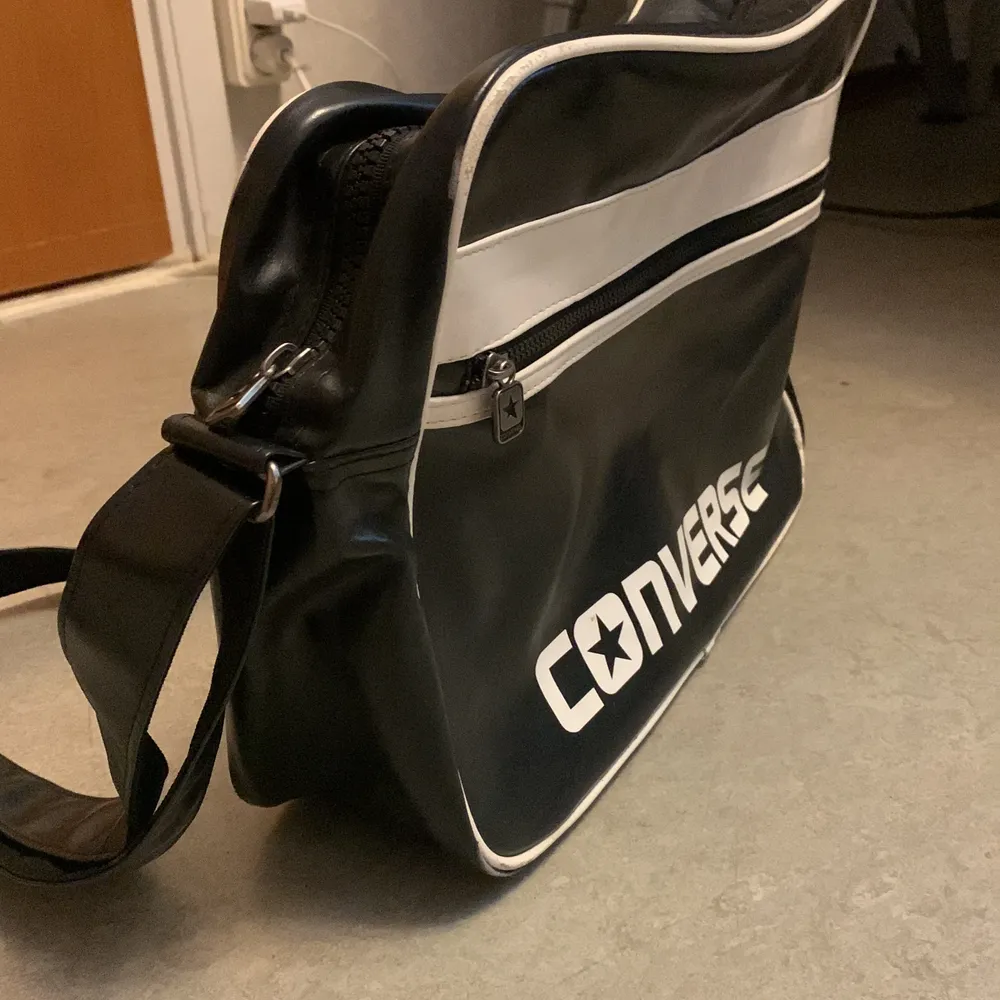 Converse väska köpt second hand, lite sliten men funkar utan problem :) Mycket utrymme, perfekt för att ha dator i.. Väskor.
