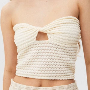 virkad bandeau topp - ANVÄND INTE KÖP DIRKET FUNKTIONEN UTAN KONTAKTA MIG INNAN!  virkad bandeau-topp från pull and bear. aldrig använd då den är för liten för mig. storlek M men små i storleken. kontakta mig om du har frågor eller funderingar!💓