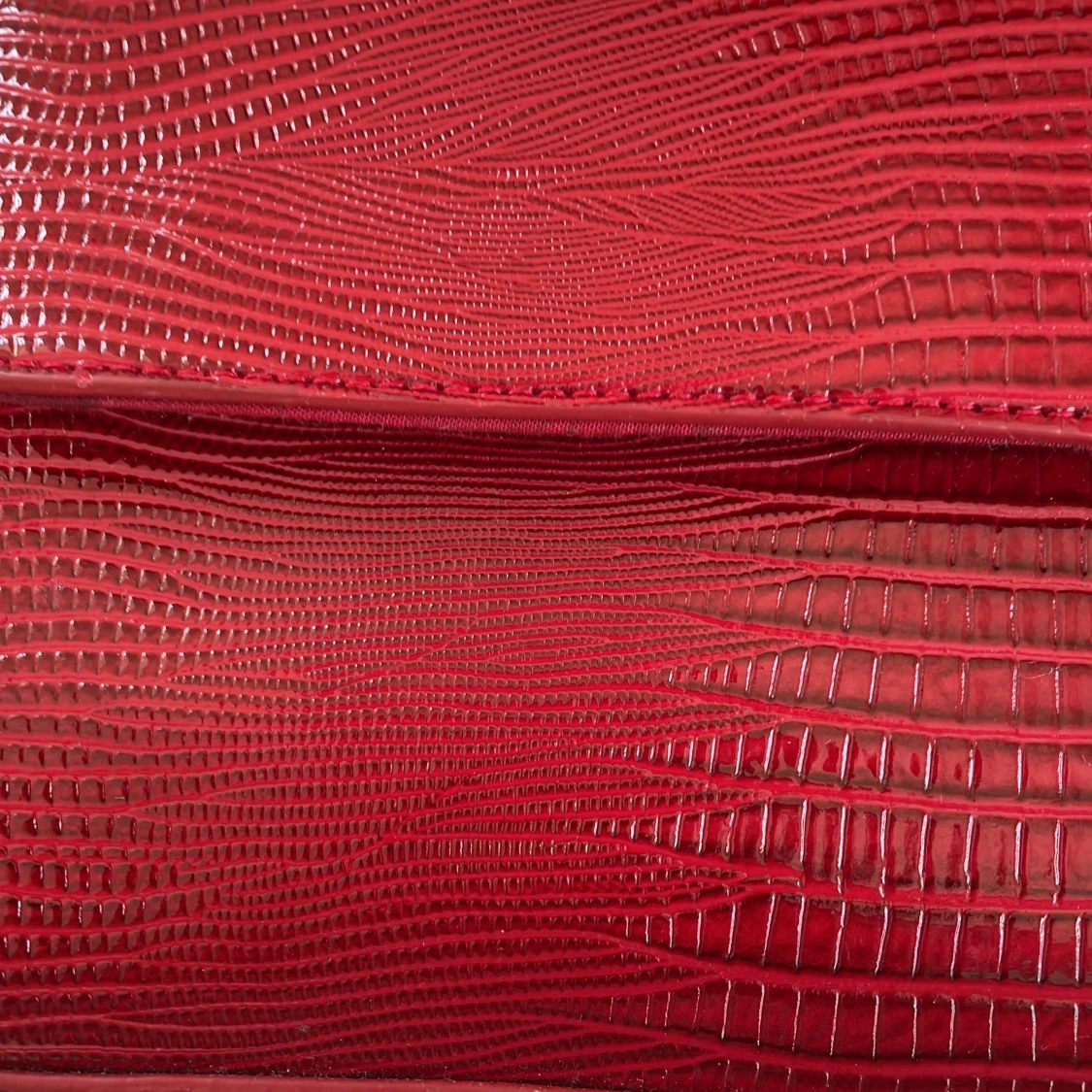 Röd väska i skinnimitation - 90