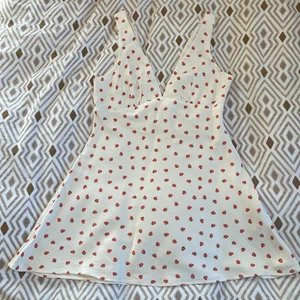 Zara jordgubbs-klänning - Vackraste Zara sommarklänningen som är slutsåld online. Endast använd en gång. Strl medium men liten i storleken och kan passa som small. Säljer då den tyvärr är lite väl kort på mig (jag är 178 cm för referens). Bild 2 och 3 är lånade.